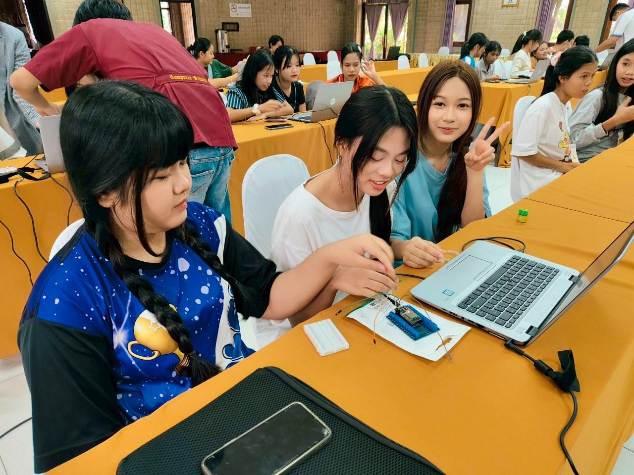 LINE_ALBUM_Day-2_250509_7.jpg